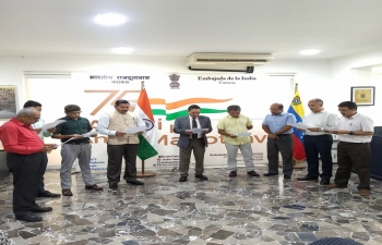 La plegaria Sadbhavana Diwas fue dirigida por el Encargado de Negocios Suresh Kumar a los Funcionarios de la Embajada de la India, Caracas, para promover la integracion nacional, la armonia comunal y la buena voluntad entre todas las personas.